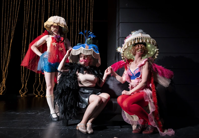 Dekoratives Szenenfoto aus Aimée und Jaguar.