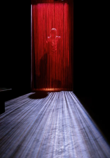 Dekoratives Szenenfoto aus Antrag auf größtmögliche Entfernung von Gewalt.