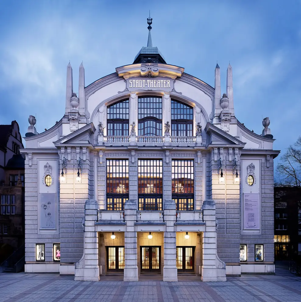 Das Stadttheater von vorne.