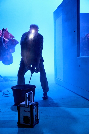 Dekoratives Szenenfoto aus Schleuderdrama.