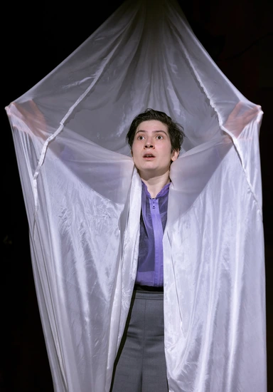 Dekoratives Szenenfoto aus Antrag auf größtmögliche Entfernung von Gewalt.