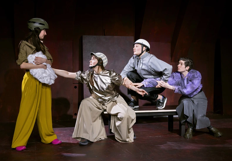 Dekoratives Szenenfoto aus Antrag auf größtmögliche Entfernung von Gewalt.