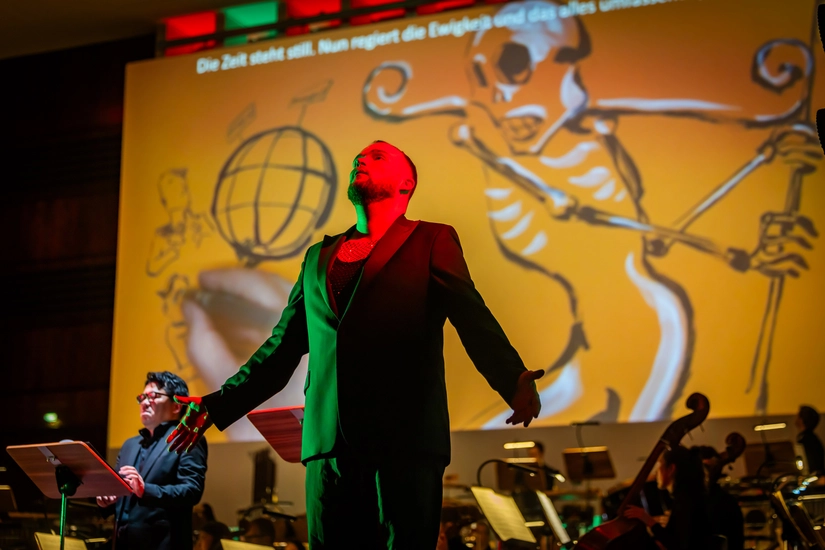 Dekoratives Szenenfoto aus Le Grand Macabre.