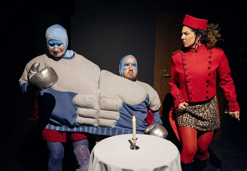 Dekoratives Szenenfoto aus Hotel der Helden.