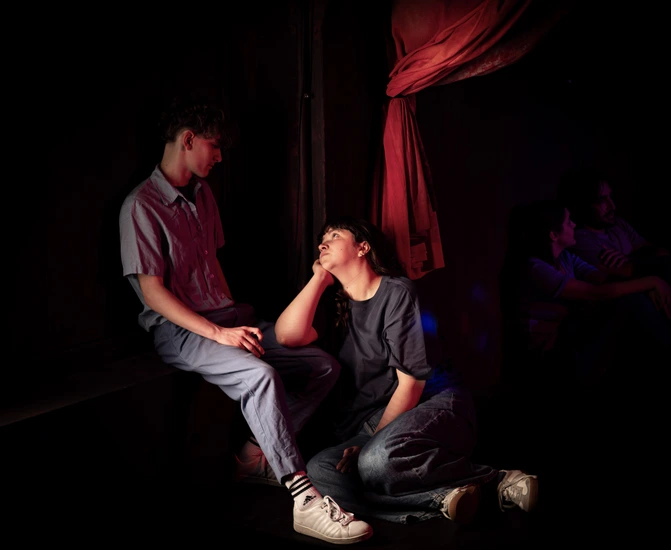 Dekoratives Szenenfoto unserer Jugendclub Produktion 2025/26.