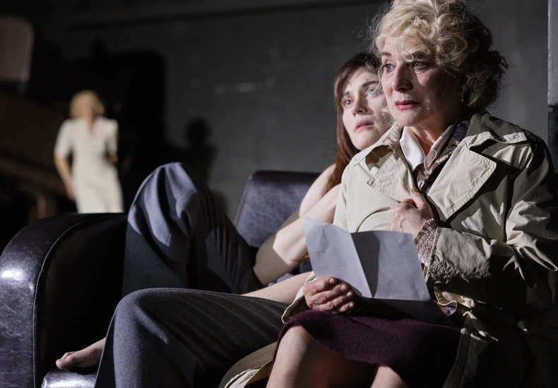 Dekoratives Szenenfoto aus Aimée und Jaguar.