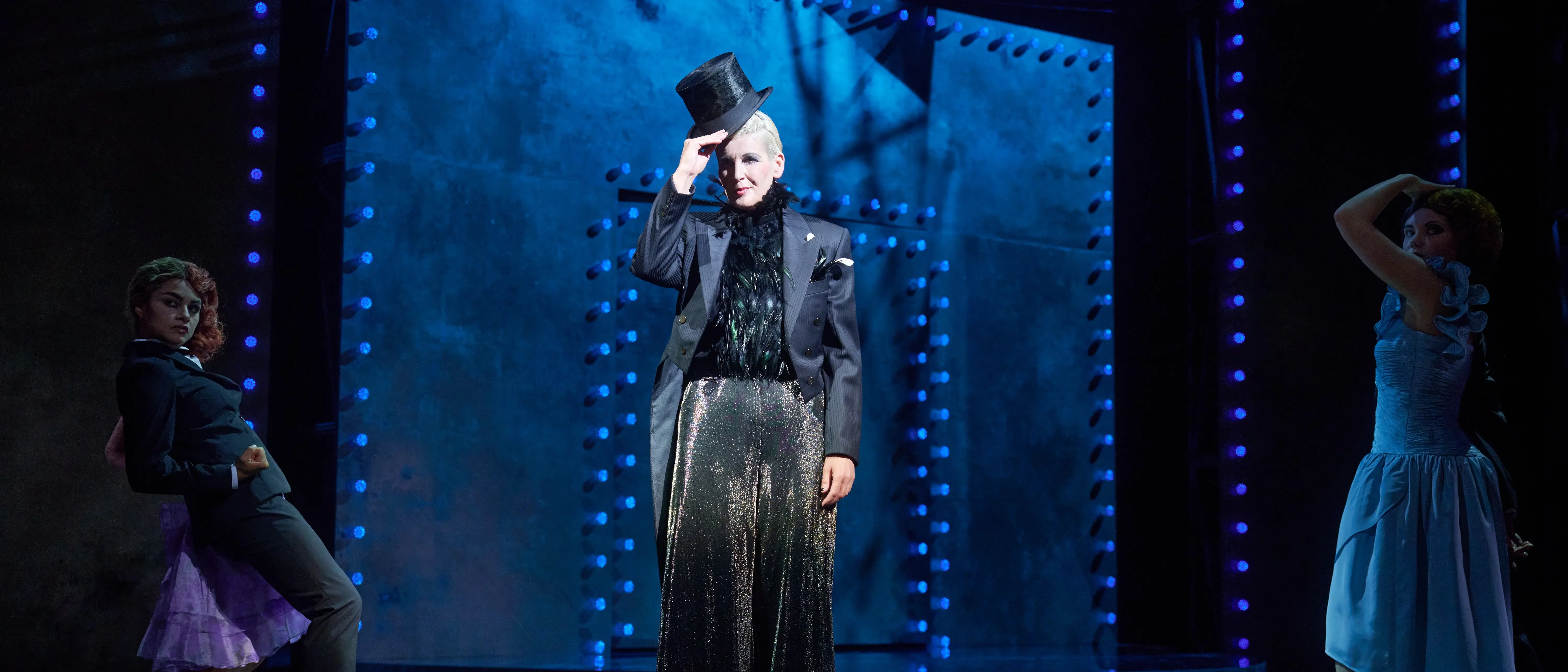 Dekoratives Szenenfoto aus Cabaret.