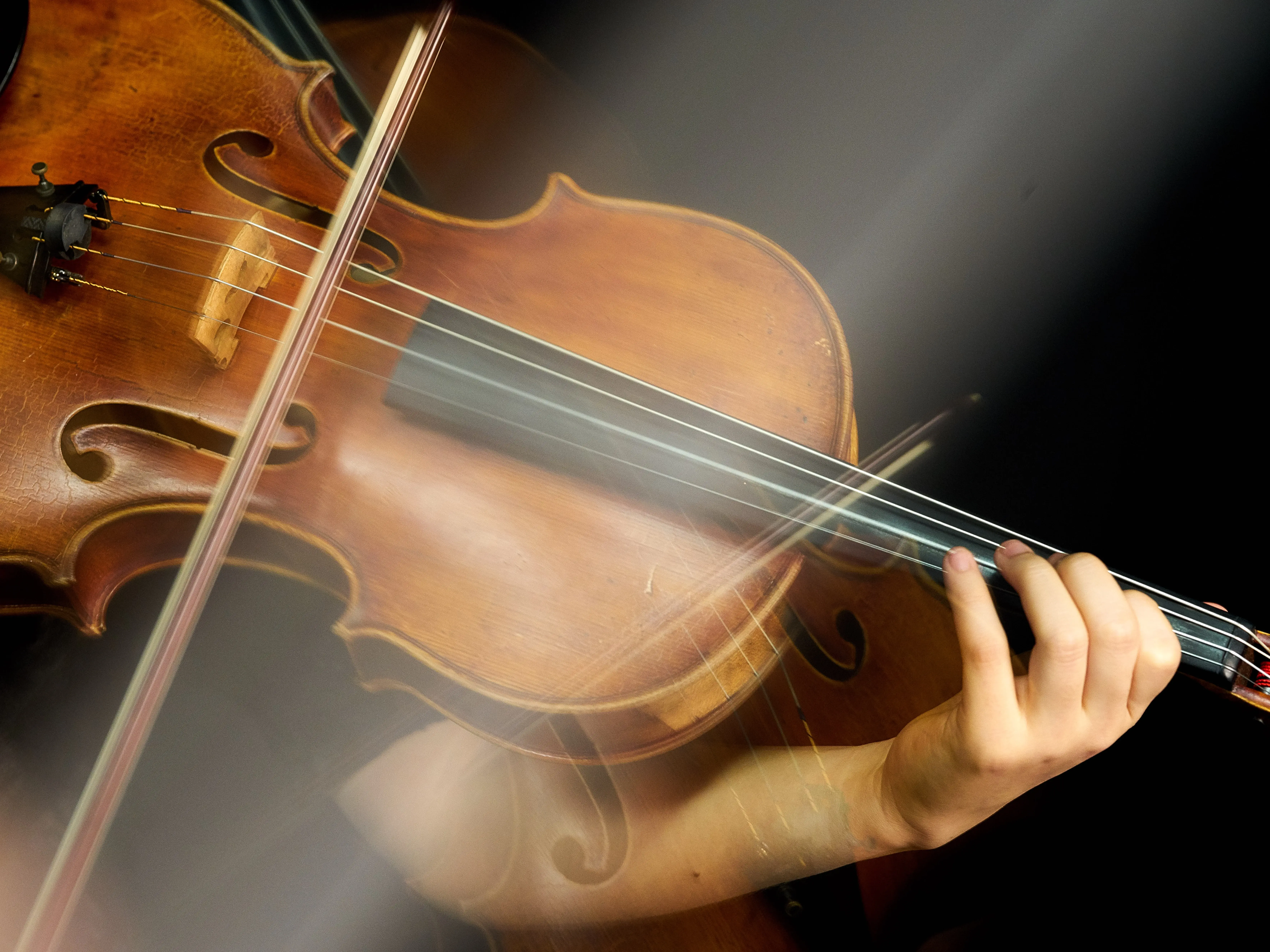 Eine Frau die Violine spielt. Das Foto wurde ausgewählt, da die Violine im neunten Kammerkonzert im Fokus steht. 
