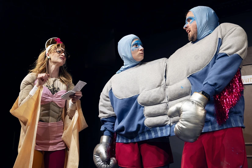 Dekoratives Szenenfoto aus Hotel der Helden.