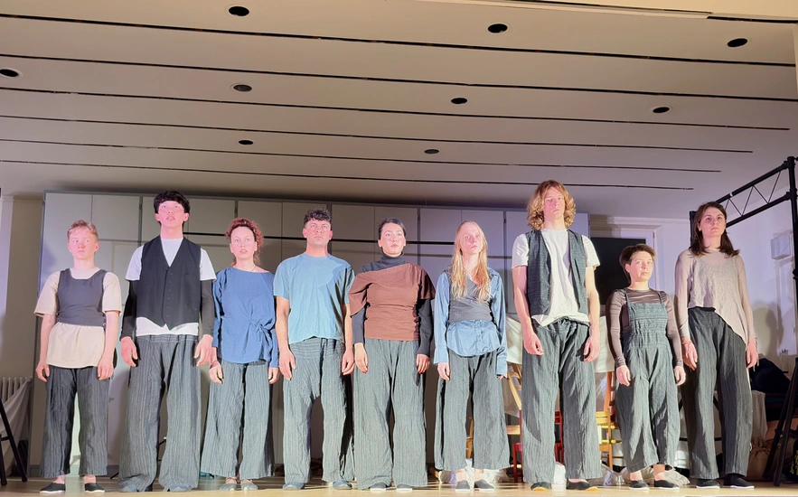 Dekoratives Szenenfoto aus dem Gastspiel In lauter Stille.