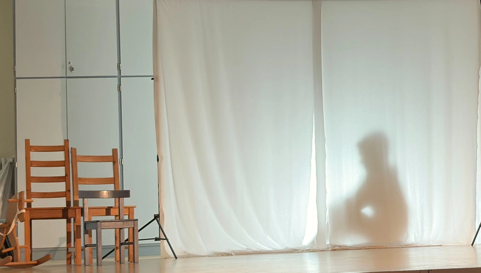 Dekoratives Szenenfoto aus dem Gastspiel In lauter Stille.