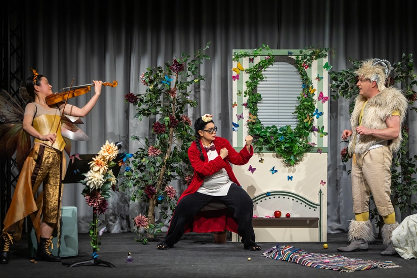 Dekoratives Szenenfoto aus Vom kleinen Maulwurf, der wissen wollte, wer ihm auf den Kopf gemacht hat.