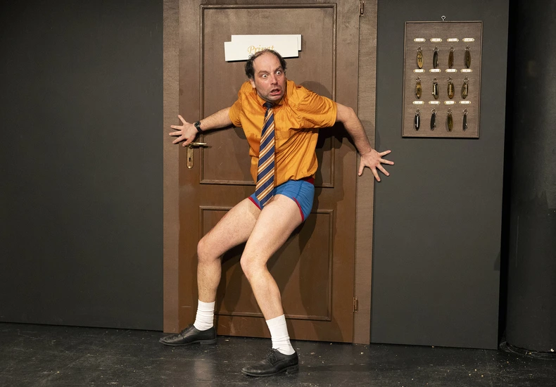 Dekoratives Szenenfoto aus Hotel der Helden.