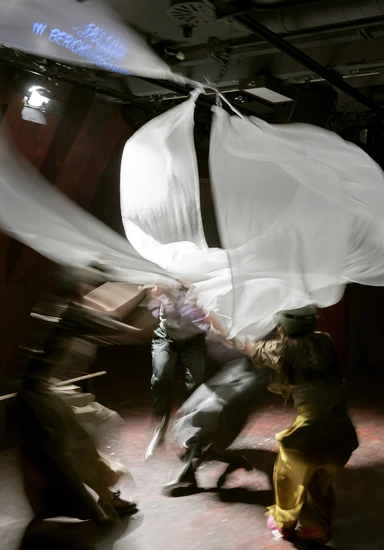 Dekoratives Szenenfoto aus Antrag auf größtmögliche Entfernung von Gewalt.