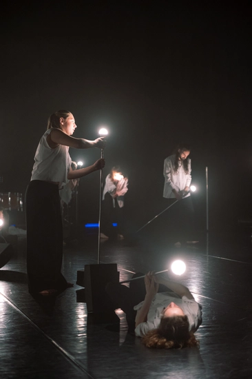 Dekoratives Szenenfoto aus Schrittmacher – Power to the People.