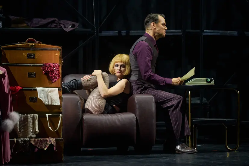 Dekoratives Szenenfoto aus Cabaret.