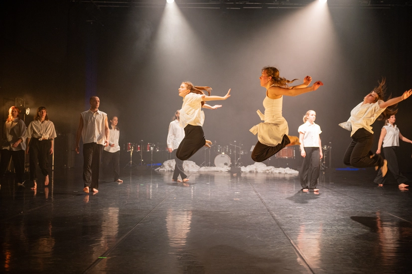 Dekoratives Szenenfoto aus Schrittmacher – Power to the People.