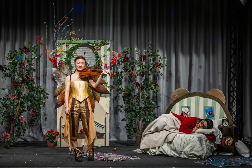 Dekoratives Szenenfoto aus Vom kleinen Maulwurf, der wissen wollte, wer ihm auf den Kopf gemacht hat.