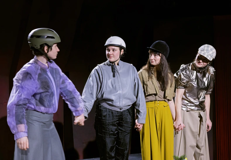 Dekoratives Szenenfoto aus Antrag auf größtmögliche Entfernung von Gewalt.