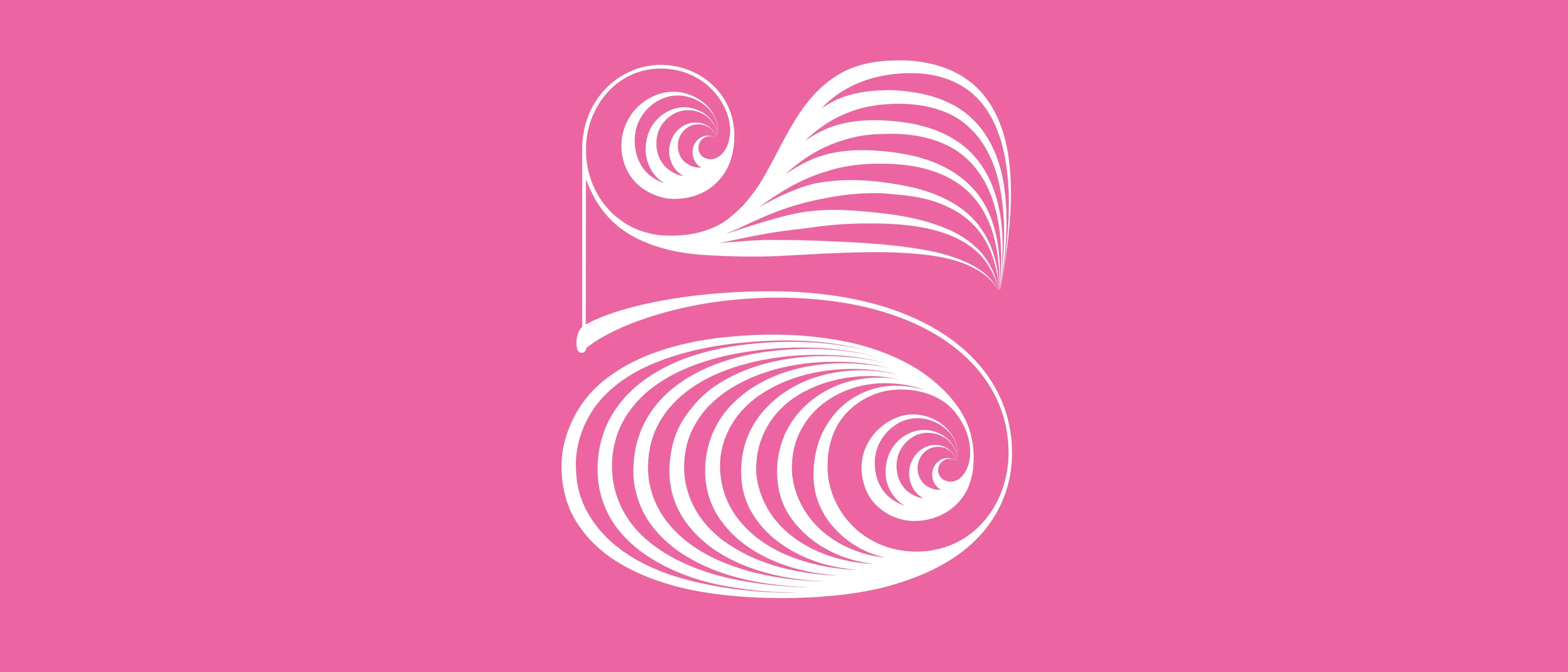 Grafik einer geschwungenen weißen fünf auf pinkem Hintergrund. Titelbild für das 5. Symphoniekonzert.