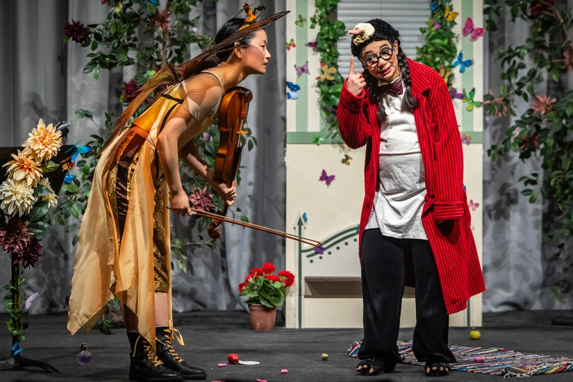 Dekoratives Szenenfoto aus Vom kleinen Maulwurf, der wissen wollte, wer ihm auf den Kopf gemacht hat.