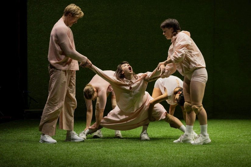 Dekoratives Szenenfoto aus Food for Thought.