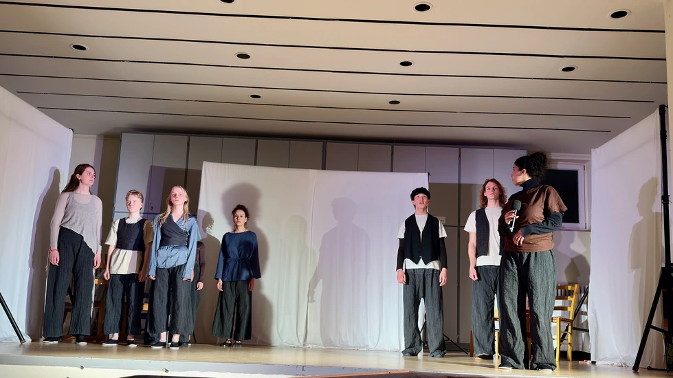 Dekoratives Szenenfoto aus dem Gastspiel In lauter Stille.