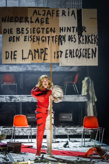 Dekoratives Szenenfoto aus Der Troubadour.