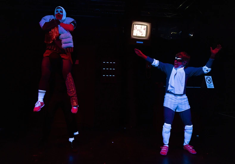 Dekoratives Szenenfoto aus Hotel der Helden.