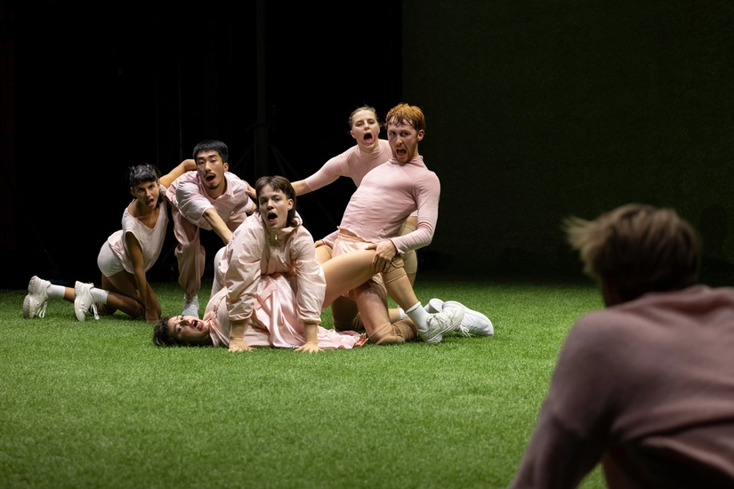 Dekoratives Szenenfoto aus Food for Thought.