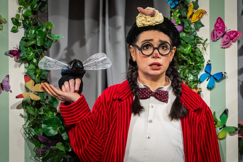 Dekoratives Szenenfoto aus Vom kleinen Maulwurf, der wissen wollte, wer ihm auf den Kopf gemacht hat.