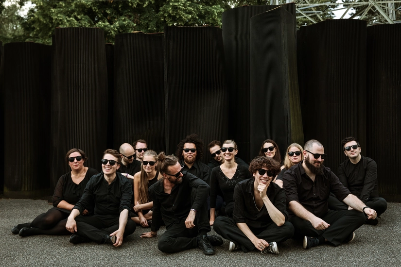 Dekoratives Bild für das Dark-Room-Konzert mit dem Orchester im Treppenhaus