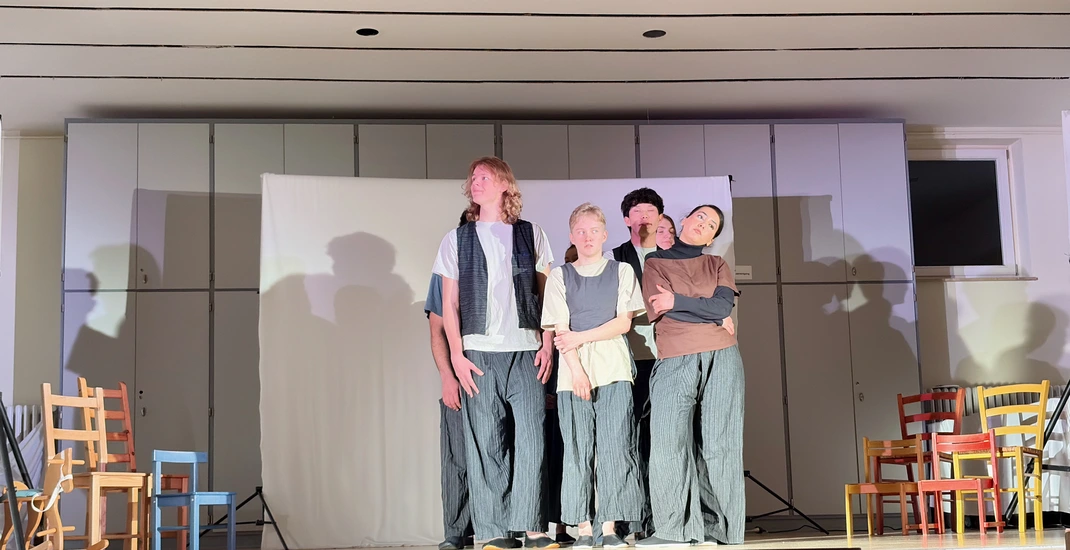 Dekoratives Szenenfoto aus dem Gastspiel In lauter Stille.