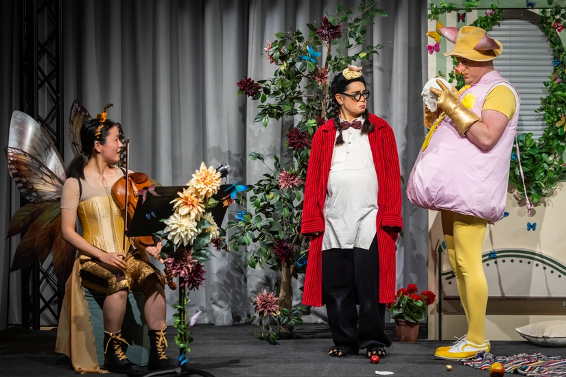 Dekoratives Szenenfoto aus Vom kleinen Maulwurf, der wissen wollte, wer ihm auf den Kopf gemacht hat.