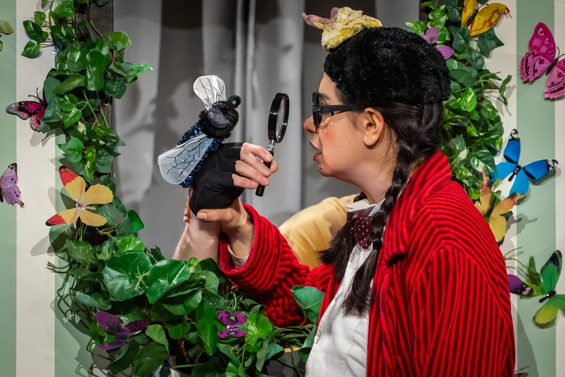 Dekoratives Szenenfoto aus Vom kleinen Maulwurf, der wissen wollte, wer ihm auf den Kopf gemacht hat.