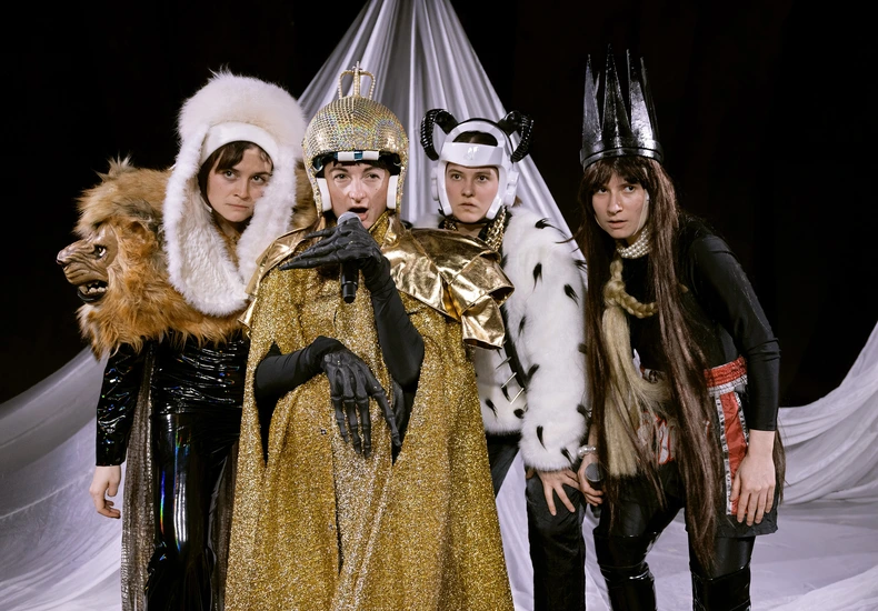 Dekoratives Szenenfoto aus Antrag auf größtmögliche Entfernung von Gewalt.