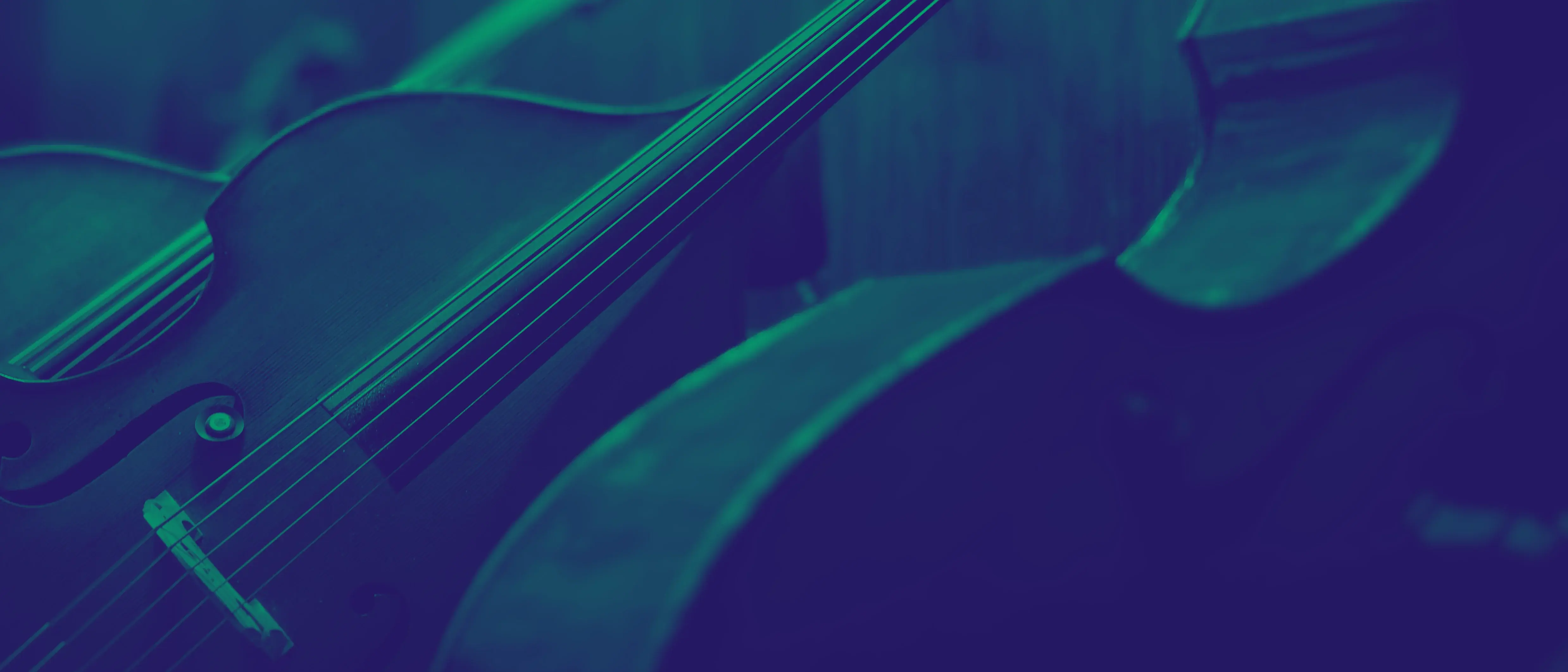 Drei Kontrabasse, die jeweils teilweise sichtbar sind und an eine Wand gelehnt sind. Das Bild ist mit einem grün-dunkelblauen Filter eingefärbt.