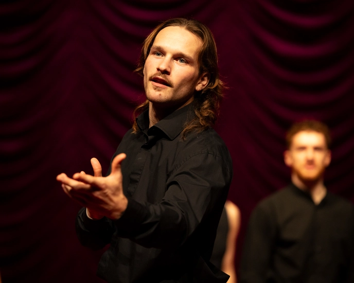 Dekoratives Szenenfoto aus Food for Thought.