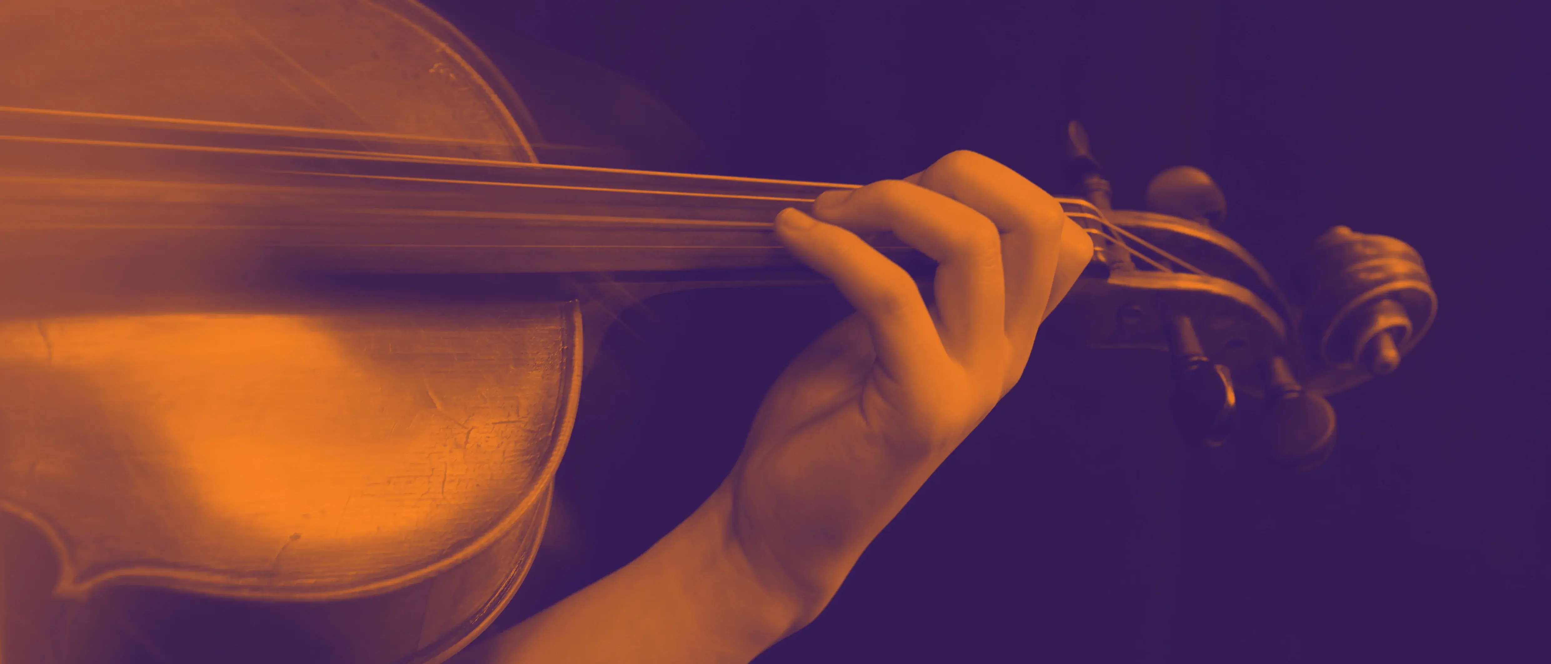 Teile einer Violine und ein Arm, der die Violine hält vor einem dunklen Hintergrund. Das Bild ist mit einem orange-dunkelvioletten Duoton-Filter eingefärbt.