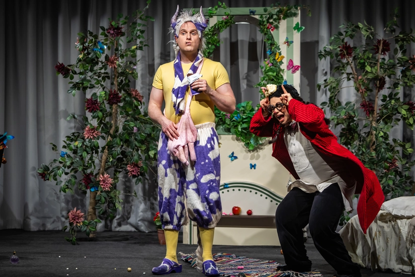 Dekoratives Szenenfoto aus Vom kleinen Maulwurf, der wissen wollte, wer ihm auf den Kopf gemacht hat.