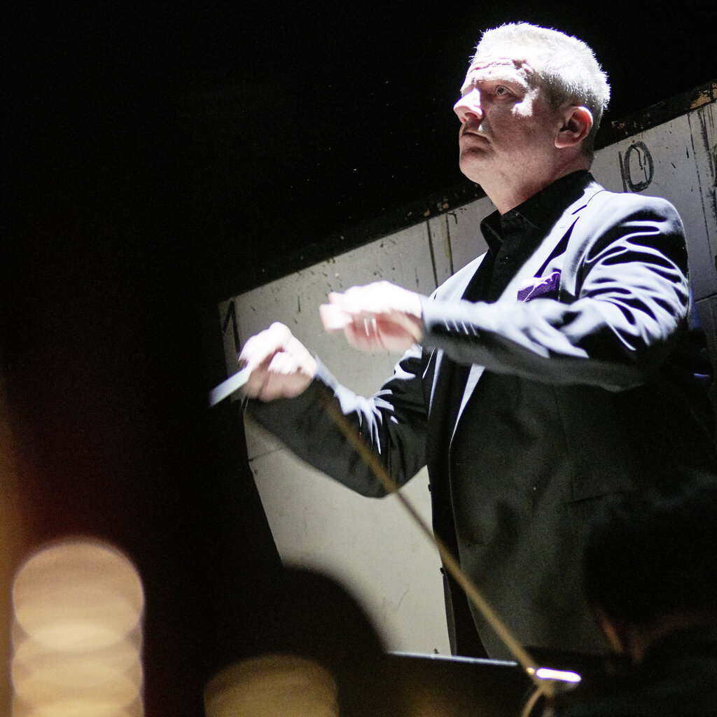Generalmusikdirektor Alexander Kalajdzic beim dirigieren im Orchestergraben.