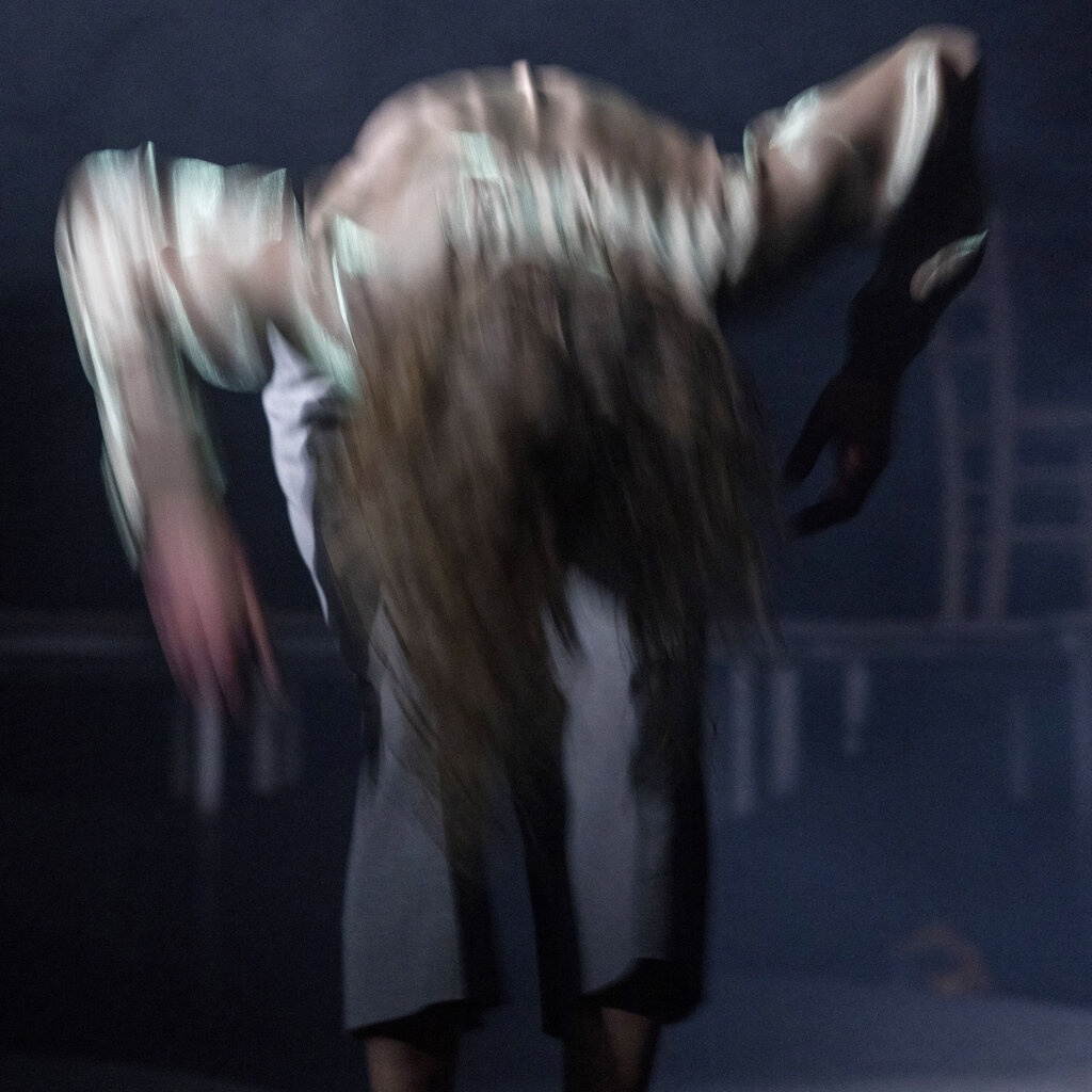 Dekoratives Szenenfoto einer Schauspielproduktion.