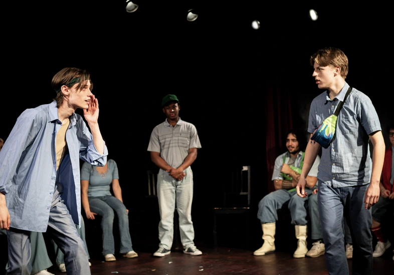 Dekoratives Szenenfoto unserer Jugendclub Produktion 2025/26.