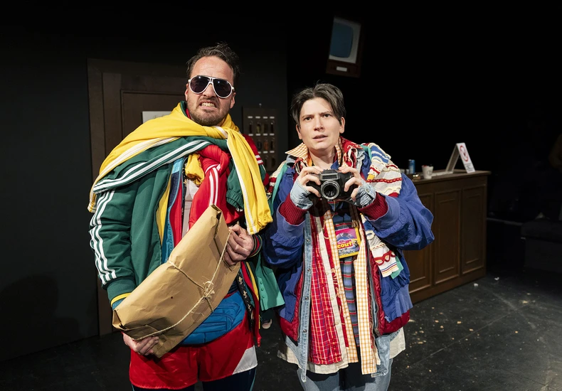 Dekoratives Szenenfoto aus Hotel der Helden.