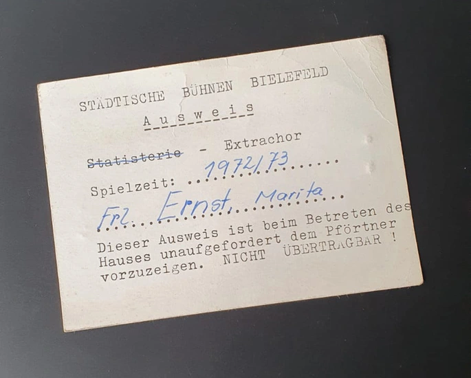 Ausweis von Martia Schwetge. Darauf steht: Städtische Bühnen Bielefeld. Ausweis Extrachor. Spielzeit 1972/73. Fräulein Ernst, Marita. Dieser Ausweis ist beim Betreten des Hauses unaufgefordert dem Pförtner vorzuzeigen. Nicht übertragbar.
