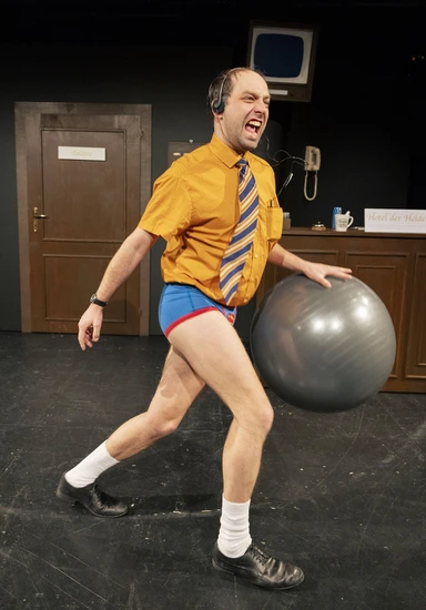 Dekoratives Szenenfoto aus Hotel der Helden.