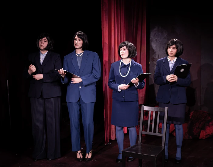 Dekoratives Szenenfoto unserer Jugendclub Produktion 2025/26.