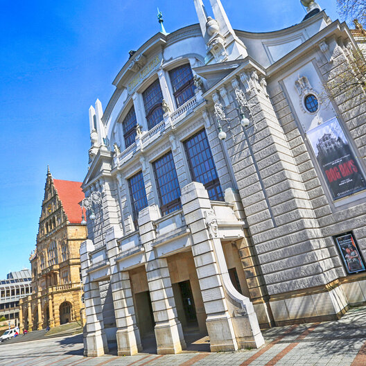 Dekoratives Foto des Stadttheaters.