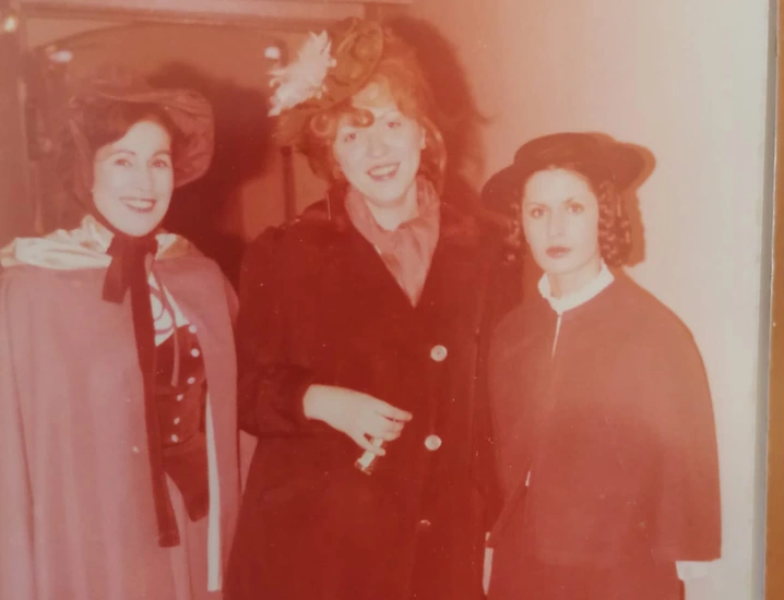 Altes, sepiafarbenes Foto von Marita und zwei Kolleginnen des Extrachors.