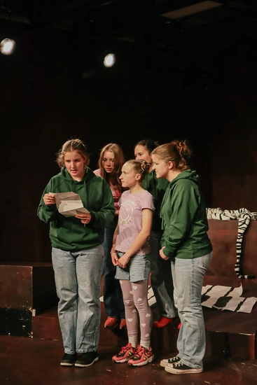 Dekoratives Szenenfoto von »Papierklavier« des Teenclubs.